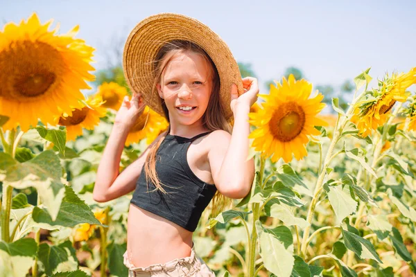 Junges Mädchen genießt die Natur auf dem Feld der Sonnenblumen. — Stockfoto