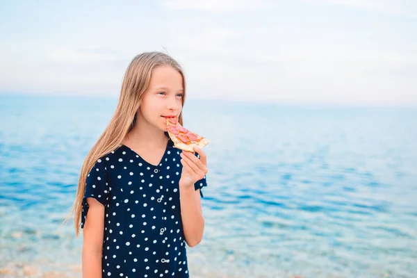 Boldog lány szórakozás a strandon, és eszik pizza — Stock Fotó