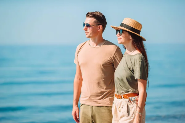 Jovem casal na praia branca durante as férias de verão. — Fotografia de Stock