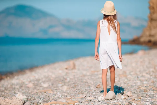 Liebenswertes kleines Mädchen am Strand während der Sommerferien — Stockfoto