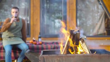 Sonbaharda terasta mutlu bir adam