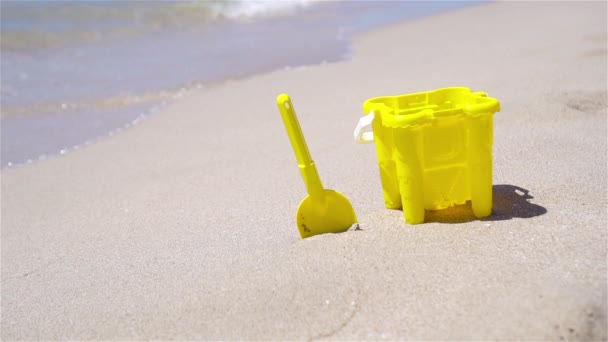 Playa juguetes para niños en la playa de arena blanca — Vídeos de Stock