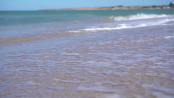 Praia tropical idílica com areia branca, água azul-turquesa do oceano e céu azul — Vídeo de Stock