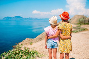 Beyaz kaya arka planında tatildeki çocuklar