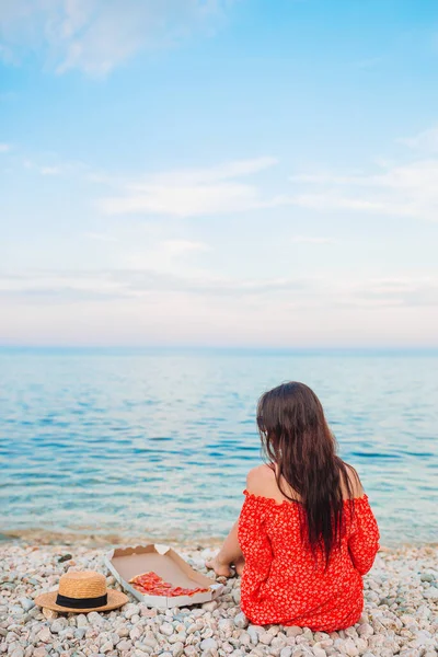 热带海滨的年轻漂亮女人 — 图库照片