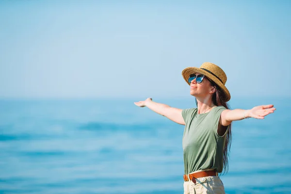 Jong mooi vrouw having plezier op tropische kust — Stockfoto