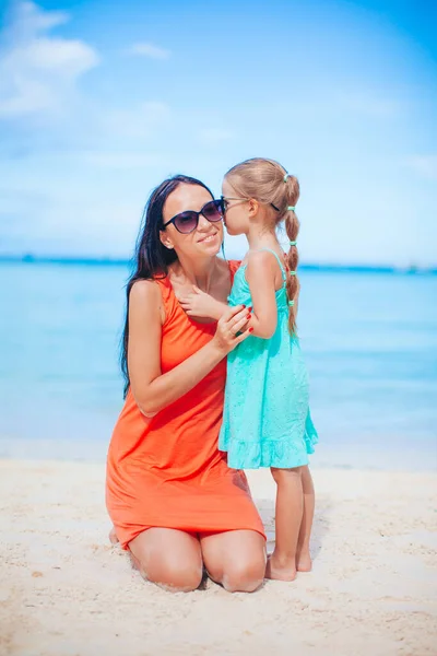 Vacker mor och dotter på stranden njuter av sommarsemester — Stockfoto
