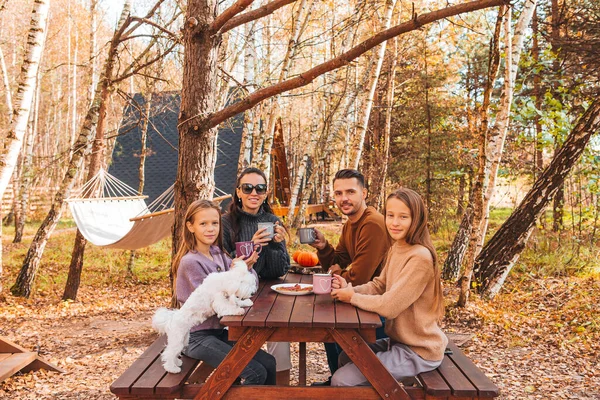 Happy family on a picnic in the park at autumn — Stock Photo, Image