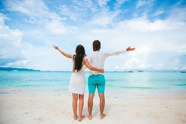 Jeune couple sur la plage de sable blanc pendant les vacances d'été. — Photo