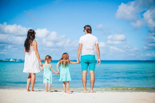 Familia joven en vacaciones de verano en la playa — Foto de Stock