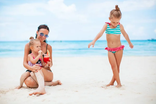 Adoráveis meninas e jovem mãe na praia branca tropical — Fotografia de Stock