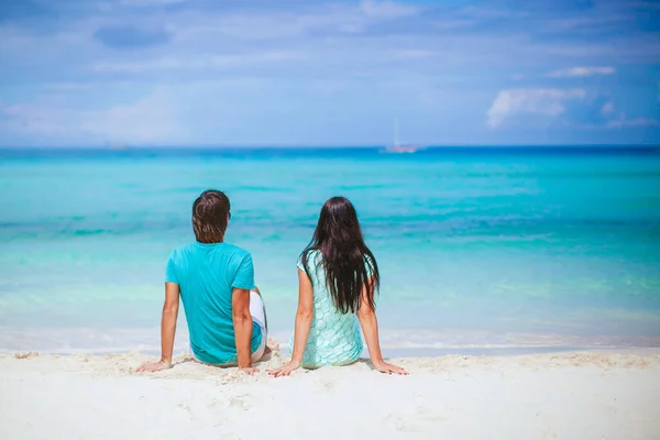 Νεαρό ζευγάρι σε λευκή παραλία κατά τη διάρκεια των καλοκαιρινών διακοπών. — Φωτογραφία Αρχείου