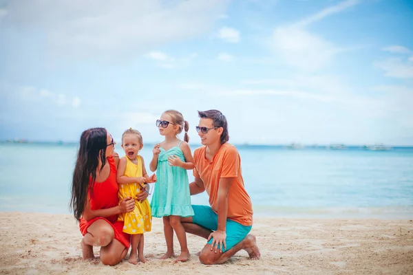 Młoda rodzina na letnich wakacjach na plaży — Zdjęcie stockowe