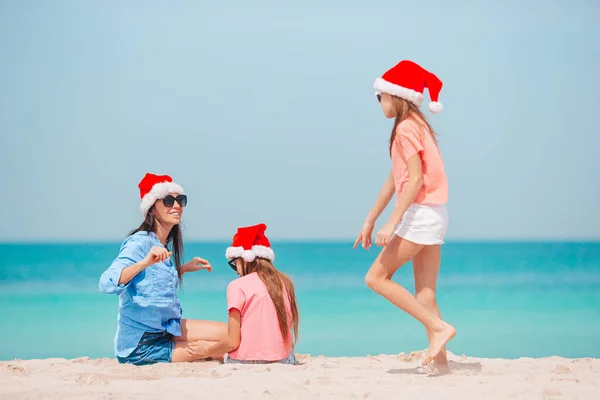 Adorable little girls and young mother on tropical white beach — Stock Photo, Image