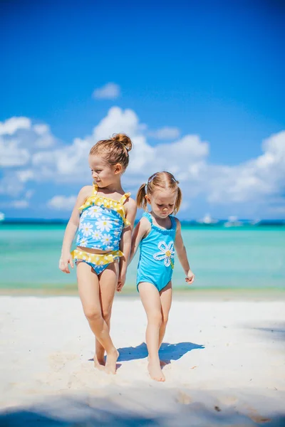 可爱的小女孩在海滩上玩得开心 — 图库照片