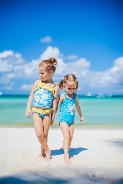 Adorabili bambine che si divertono sulla spiaggia — Foto Stock