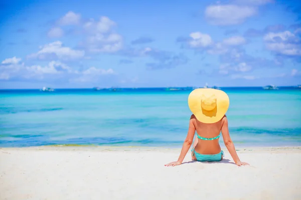Mladá žena v klobouku na pláži dovolená — Stock fotografie