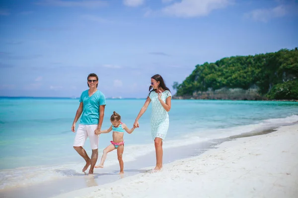 Jonge familie op wit strand tijdens de zomervakantie — Stockfoto