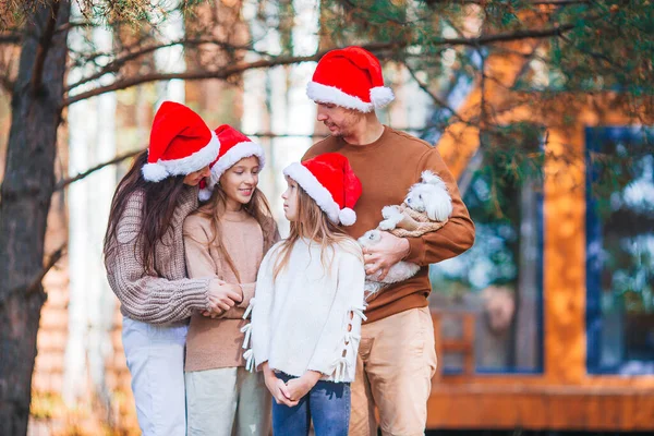 Belle famille avec enfants marchant le jour de Noël — Photo