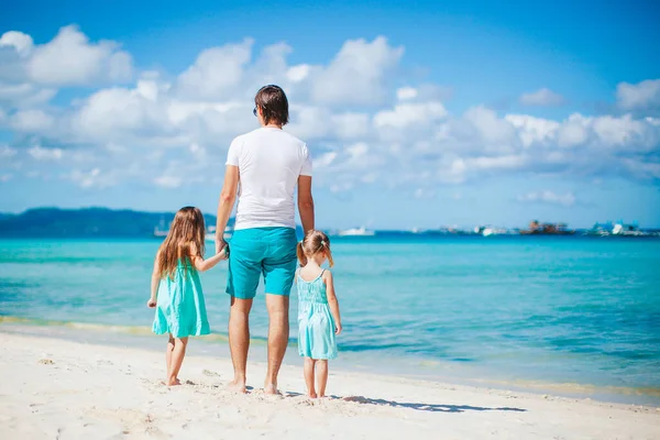 Família bonita feliz em umas férias de praia tropicais — Fotografia de Stock