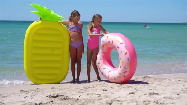 暑期一起在热带海滩玩耍的小女孩 — 图库视频影像