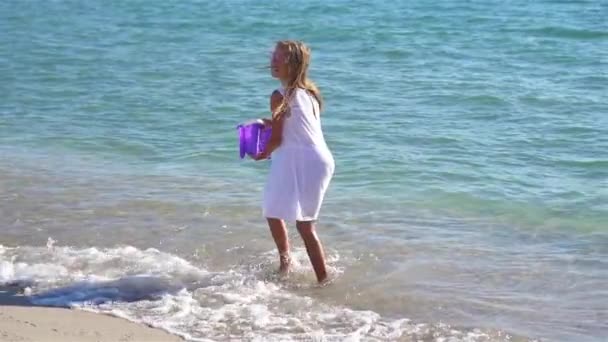 Чарівна активна маленька дівчинка на пляжі під час літніх канікул — стокове відео