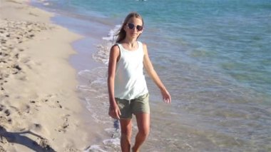 Yaz tatili boyunca sahilde sevimli küçük bir kız.