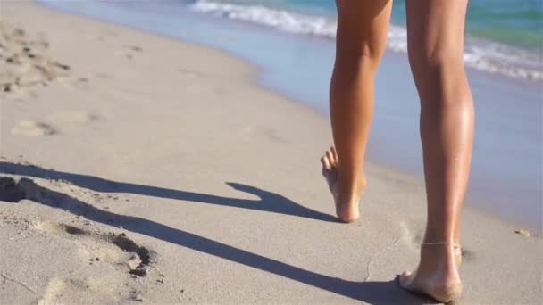 Θηλυκά πόδια σε λευκή αμμώδη παραλία φόντο τη θάλασσα — Αρχείο Βίντεο