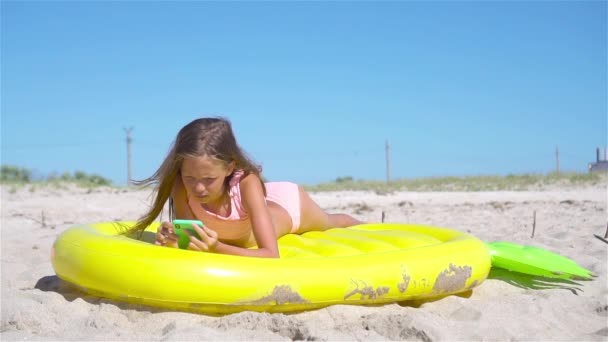 在海里可充气气垫上的可爱姑娘 — 图库视频影像