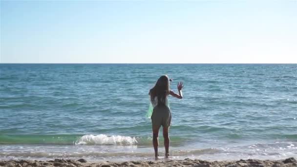 Menina adorável na praia durante as férias de verão — Vídeo de Stock