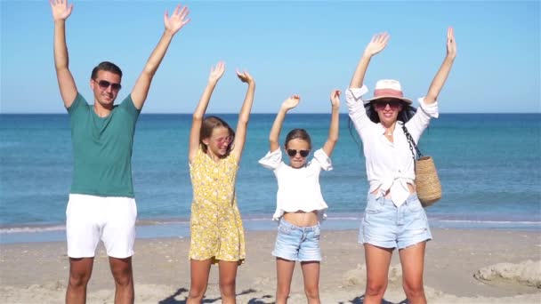 Giovane famiglia in vacanza al mare estiva — Video Stock