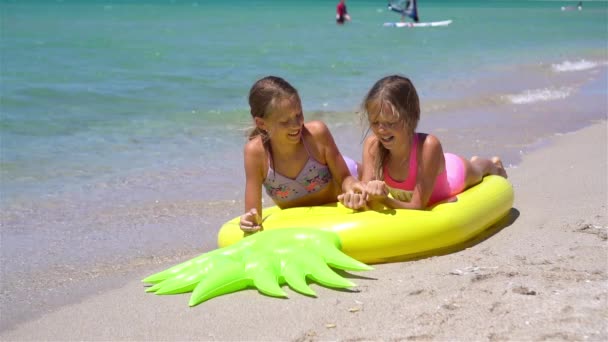 Niñas divirtiéndose en la playa tropical durante las vacaciones de verano jugando juntas — Vídeos de Stock