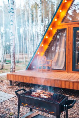Mangalda balık bifteği. Somon parçaları açık ateşte kızarır..