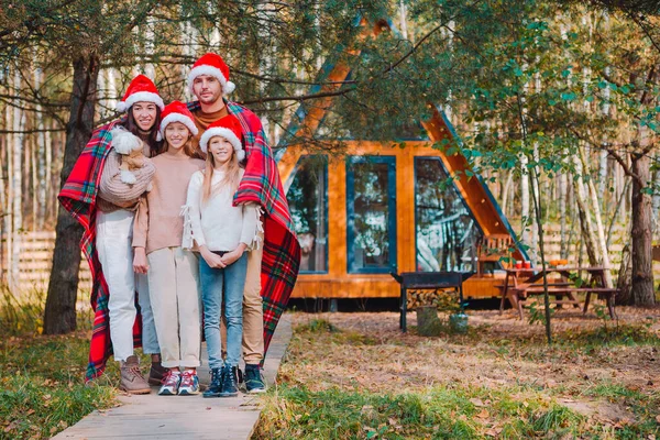 有孩子在圣诞节散步的美丽家庭 — 图库照片