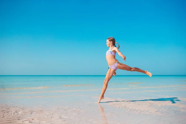 Rozkošná aktivní holčička na pláži během letních prázdnin — Stock fotografie