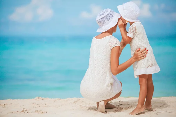 Belle mère et fille à la plage profitant des vacances d'été — Photo