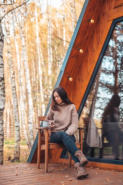 Hermosa chica caminando en otoño cálido día —  Fotos de Stock