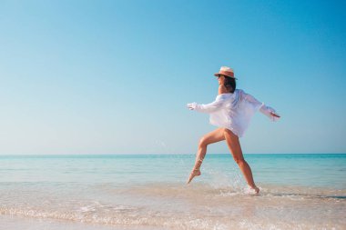 Sahilde yeşil elbiseli genç moda kadını