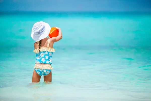 Adorable niña jugando con juguetes de playa en la playa tropial blanca — Foto de Stock