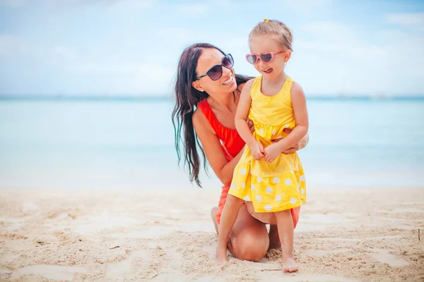 美丽的母亲和女儿在海滩享受暑假 — 图库照片