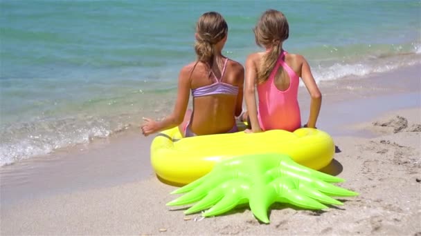Meninas se divertindo na praia tropical durante as férias de verão jogando juntos — Vídeo de Stock