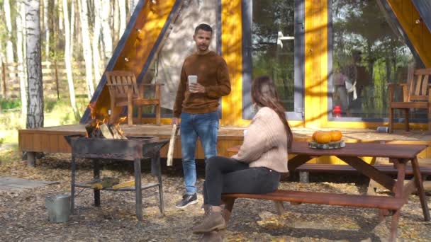 Familia feliz de dos en la terraza en otoño — Vídeo de stock