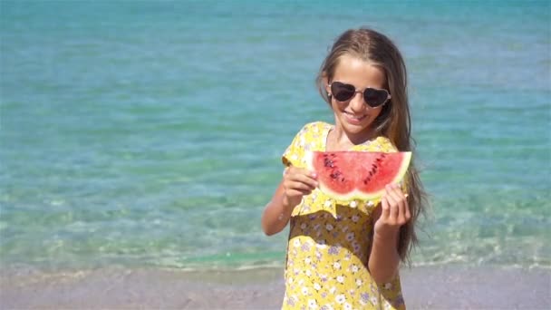 Szczęśliwe dziecko na morzu z arbuzem — Wideo stockowe