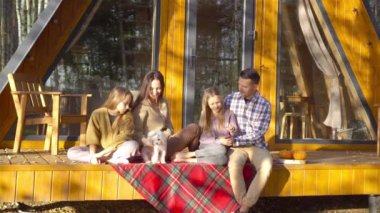 Güzel bir aile Sonbahar sıcağında yürüyor