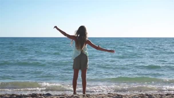 Yaz tatili boyunca sahilde sevimli küçük bir kız. — Stok video