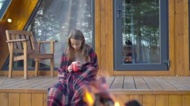 Sonbahar sıcağında battaniyeye sarılmış güzel bir kız.