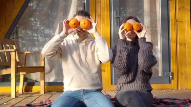 Boldog kétfős család ősszel a teraszon — Stock videók