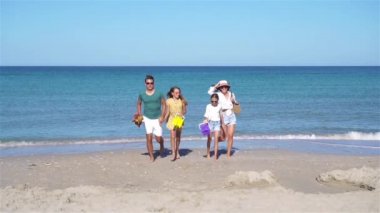 Yaz tatilindeki genç aile.