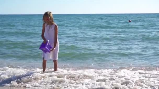 Cute little girl at beach during caribbean vacation — Stock Video