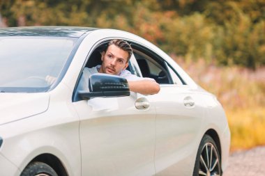 Genç turist yaz tatilinin tadını çıkarıyor.